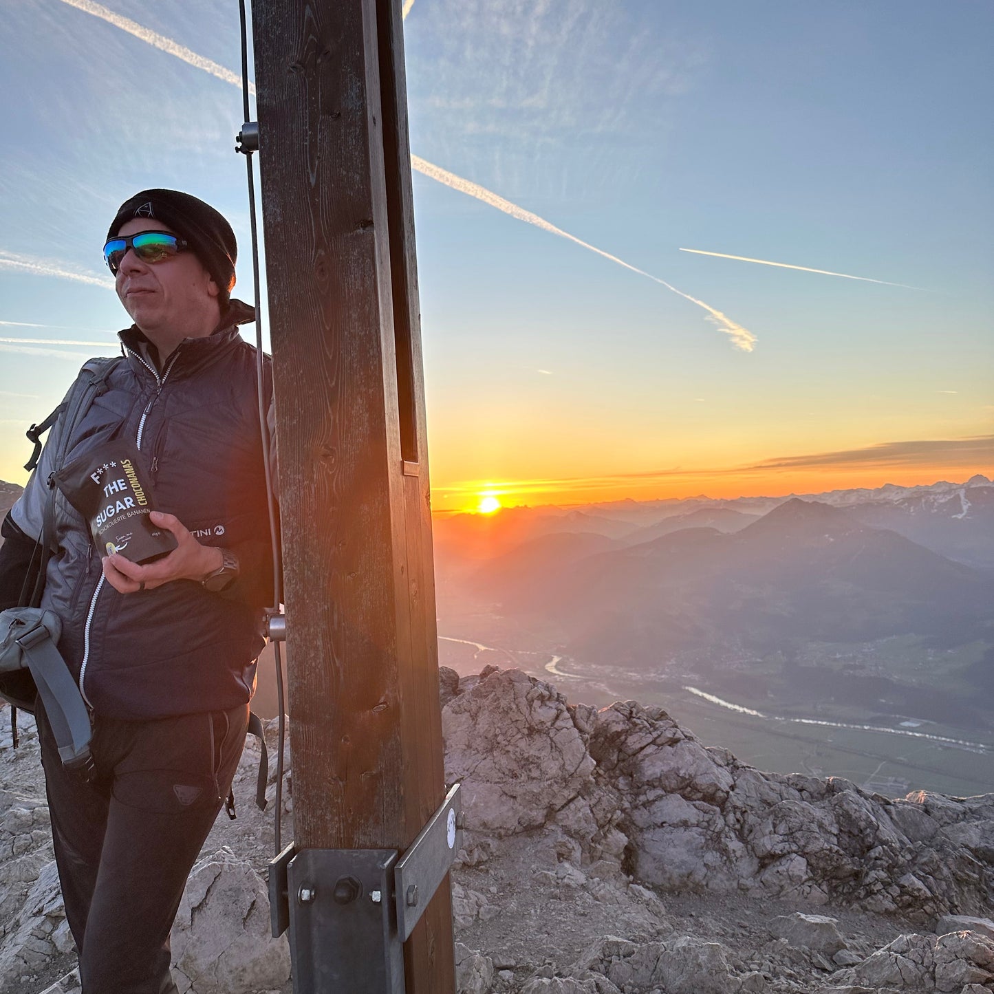 Ludwig der Gründer von F*** THE SUGAR genießt Choconanas auf einem Gipfel