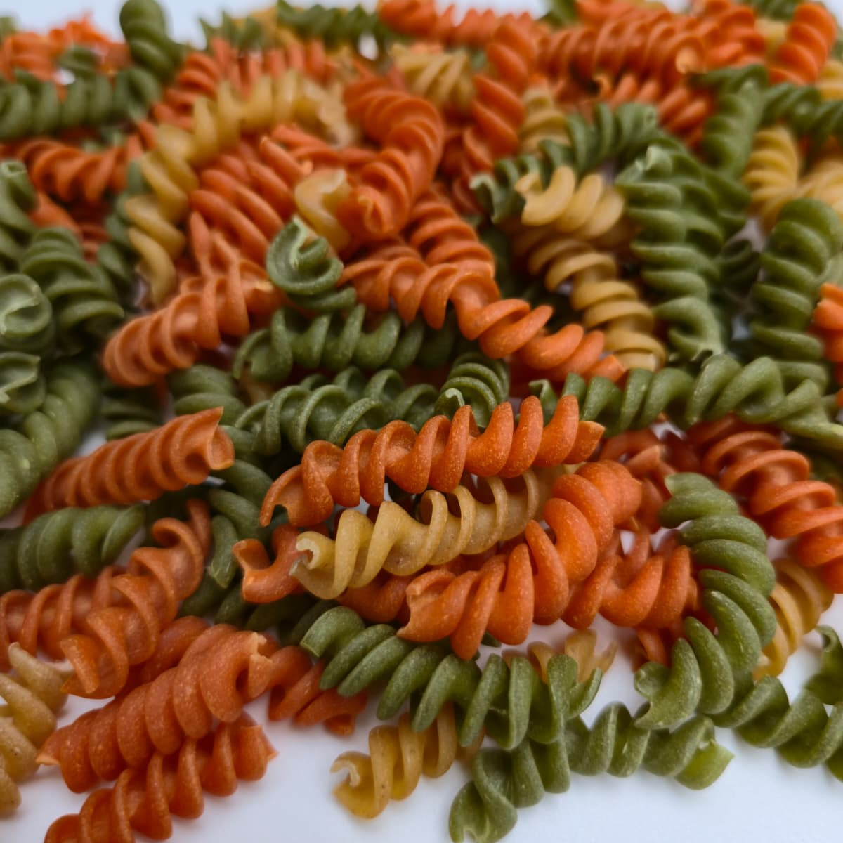 Spiral Nudeln mit Kürbiskernen, Paprika und Spinat